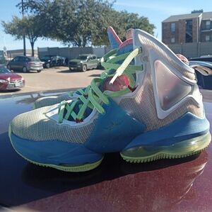 Nike LeBron 19